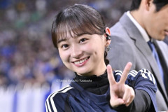 「AIかと思うくらい可愛い」元日向坂46・影山優佳、国立ピッチ脇での“ウインク＆ピース”に悶絶!「Jリーグ盛り上げていきましょう」久々の影レポが大反響