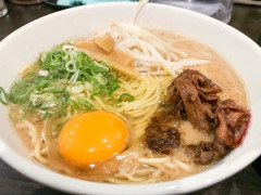 ラーメンに生卵落とすの