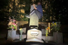 【悲報】平将門の首塚によじ登った配信者が炎上してるが