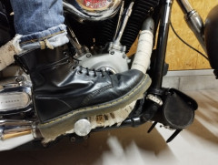 横から押して簡単に折れるバイク用ブーツってプロテクション効果あるの？