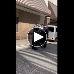 【衝撃】神奈川県警、路上の男性を複数人で取り押さえる