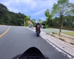【動画】どうしてそうなった。駐車場に入ろうとしたバイクの人が(@_@;)