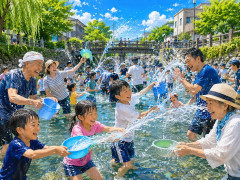 「誰もが関係なくぶっかけられるところが最高」静岡・三島市でわき水ぶっかけ祭り