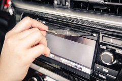 今だに車にCD入れて音楽聴いてる時代遅れの奴ｗｗｗ