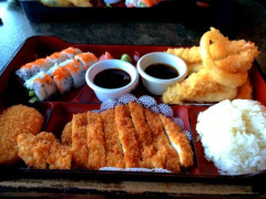 【悲報】日本人「ロサンゼルスでとんかつ定食を頼んだら店員が半笑いでこれを持ってきた、もうロスで日本食は頼まない」