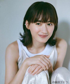 【困惑】綾瀬はるか、ユニクロ“上半身裸”CMに「見てて不快」の声…“謎設定”にも疑問
