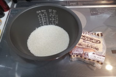 【衝撃】安い米を炊く時、『これ』を入れるだけで激ウマに →