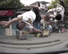【動画】一人亡くなっているのにネタにされてしまうインドの交通事故。