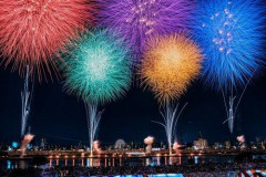 【衝撃】花火大会の翌朝、河川敷に広がっていた「こりゃひどい」光景