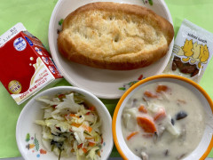 ママ「給食費が実質無償化！？やったー！」 小3の息子「今日の給食、ナゲット1個だけしかなかったんやが…」