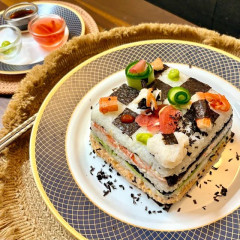 外国人「パートナーの誕生日に寿司ケーキを作ったので見てくれ」