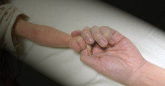 【悲報】4年間育てた息子と「血縁なし」父親の苦悩。元妻に330万円の支払いを命じる判決