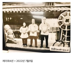 【衝撃】韓国人「日本の老舗に飾ってある白黒写真、隅の日付をよく見たら」