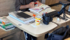 【画像】激混みの昼マック、ドリンク1杯でテーブルを独占する客に賛否「これってアリなの？」←盗撮で炎上