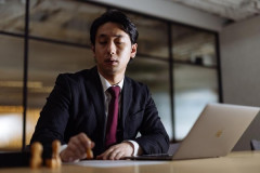 【悲報】 24歳男性 「新卒で入った会社を1カ月で辞めたらブラックしか採用されなくなった･･･」⇒！！