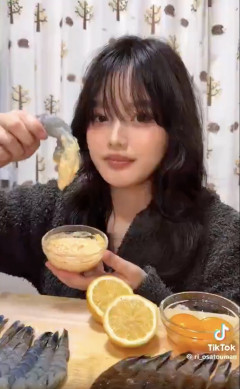 【悲報】美人インフルエンサーさん、大量のエビを食いまくるWWWWWWWWWWWWWWWWWWWWWWWWWWWWWWWWWWWWWWW