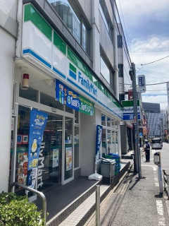 コンビニでシコってた外国人、正面アングルの動画が発見される