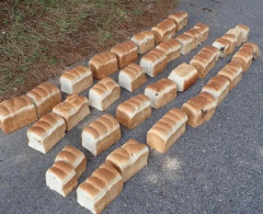 韓国人「日本の自然公園のガードレールに約150mにわたって食パン30個が放置されていた怪奇現象」→「総計39キロに及ぶ謎とは？」