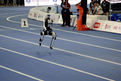 中国の人型ロボット、100m走でウサイン・ボルト超え9秒32…ゴール後はマットに激突し炎上