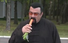 スティーヴン・セガールがロシアから逃げるに逃げられない状況に！