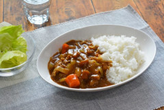 彡(ﾟ)(ﾟ)「カレーライスを食う時は利き手側にライスが来るように配置する」