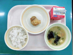 小3の息子が給食に不満「ナゲット1個だけだったよ」ママ友でも話題 「無償化になって質が落ちたのかな」