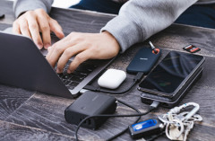 政府、モバイルバッテリーの規制強化にやっと動く