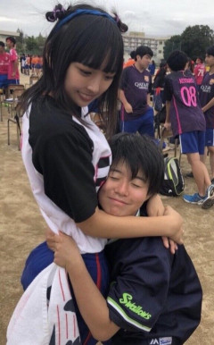 【画像】体育祭でJKに抱き着く男子生徒ｗｗｗｗ