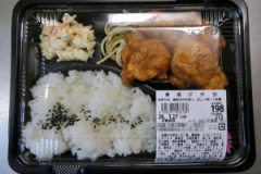 唐揚げ弁当の下にあるパスタってさ