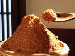 愛国者「味噌が中国製に…そこまで堕ちたか」味噌屋「あのさぁ…日本産が安全高品質なら円安で大人気になるよね？」愛国者「素人黙れ！」