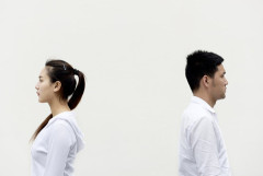 結婚して10年が経ち、妻との接し方に迷いが生じている。子供を寝かせたあとは一緒の部屋ではなく、それぞれ別々の部屋で過ごし、会話も少なくなった。
