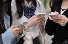 「SNSがないと生きていけない」“ドパガキ”が増加…政府もSNSの年齢制限を検討へ