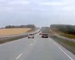 【動画】お前もか。追い越しに失敗した車が正面衝突してしまう事故。