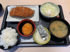 まつのや(ロースカツ定食630円、ダブルロースカツ定食890円)←これさ