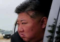 【画像】金正恩の運転手さん、痛恨のミスで打首へ