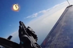 ロシア軍の自爆ドローンが「大戦中のようなプロペラ機」に撃墜される瞬間を公開！