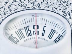 【恋愛トラブル】会うたびに、体型について人前で笑われる。もう1年経った。