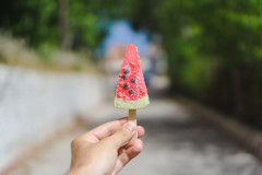 「子供が左利きでも矯正しない」という最近の風潮はおかしい。右利きに直してあげないと苦労するよ。それなりの場だとネガティブ要素になるし、食事ってすごく人となりとして見られるよ……