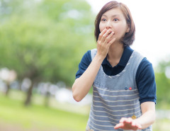 【親はこの状況知ってほしい】小学生が電車内でつり革遊びはじめる...