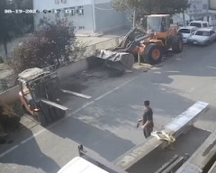 【動画】上げていたフォークリフトの爪にバイクの少年が突っ込んでしまう事故。