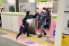 【動画】山手線のドア前で「絶対に乗せたくない男」vs「何としても乗りたい男」が激突ｗｗｗｗｗｗ
