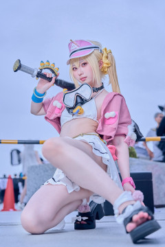 【画像】コスプレイヤーさん、見えてはいけないものがハミ出してしまう