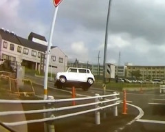 【動画】一時停止を守ったのに軽自動車を横転させてしまうレクサスが撮影される。
