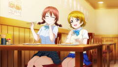 意図せず胸が机の小物とかにぶつかってそうなラブライブ！キャラ