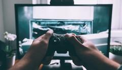 神「今までで一番ハマったゲームの世界に転生できるボタンじゃ」←押す？