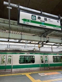 【悲報】23歳愛国者女さん「いやああああああ！！！駅のホームに害酷塵（汚物）が座り込んでるのおおおお！！！」写真ﾊﾟｼｬｯ