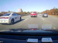 合図なしで車線変更してきた赤いピックアップ、その真横に並んでいたのはパトカーだった【海外の反応】