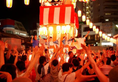 町内会のお祭りで流れる「音頭」 いまだにアラレちゃんが現役の模様