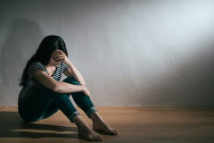 「過去の栄光を語る」「家が汚い」「買物好き」は毒親の特徴、「いつも怯える」「反論でパニック」「手を挙げられると怯える」は毒親に育てられた人の特徴…