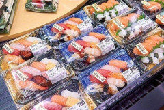 【悲報】デート帰り、値引き惣菜があるのに定価のお寿司を選んだ彼女さんに彼氏が衝撃・・・・・・・・・